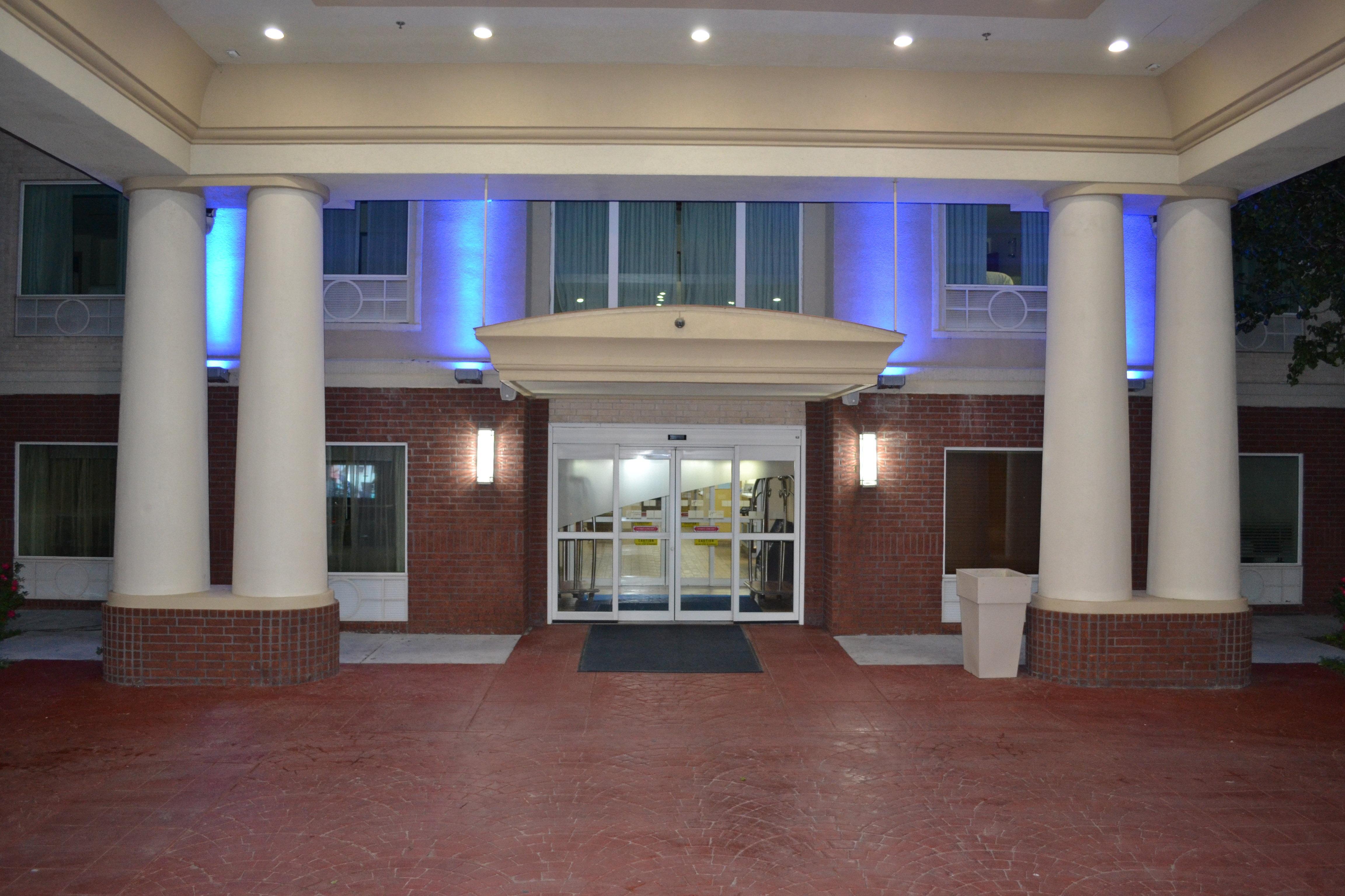 Holiday Inn Express Hotel & Suites Gainesville By Ihg Exterior foto